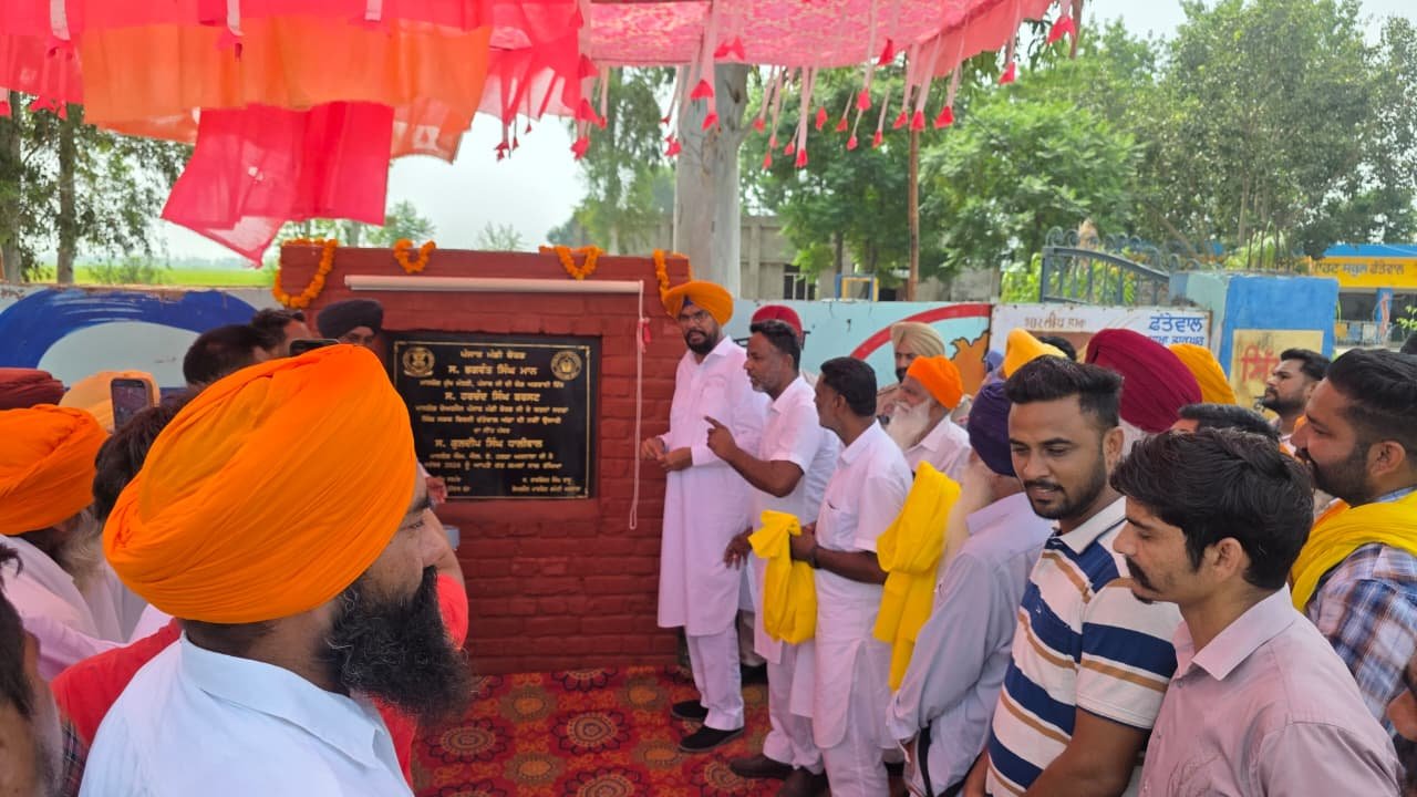 ਵਿਧਾਇਕ ਕੁਲਦੀਪ ਸਿੰਘ ਧਾਲੀਵਾਲ ਵੱਲੋਂ ਅਜਨਾਲਾ ਹਲਕੇ ਦੇ ਵੱਖ-ਵੱਖ ਪਿੰਡਾਂ ਵਿੱਚ 1.15 ਕਰੋੜ ਰੁਪਏ ਦੀ ਲਾਗਤ ਨਾਲ ਬਣਨ ਵਾਲੀਆਂ 3.17 ਕਿਲੋਮੀਟਰ ਲੰਮੀਆਂ ਚਾਰ ਲਿੰਕ ਸੜਕਾਂ ਦੇ ਨੀਂਹ ਪੱਥਰ ਰੱਖਣ ਦਾ ਦ੍ਰਿਸ਼।