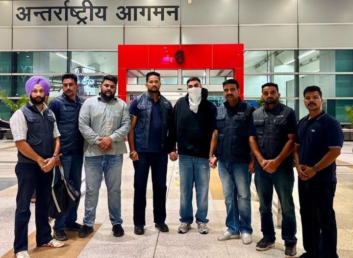 ਕੈਨੇਡਾ ਤੋਂ ਡਿਪੋਰਟ ਕੀਤੇ ਲਾਰੈਂਸ ਬਿਸ਼ਨੋਈ ਦੇ ਕਰੀਬੀ ਸਾਥੀ ਕਰਮਵੀਰ ਸਿੰਘ ਨੂੰ ਪੰਜਾਬ ਪੁਲਿਸ ਦੀ AGTF ਵੱਲੋਂ IGI ਹਵਾਈ ਅੱਡੇ ਤੋਂ ਹਿਰਾਸਤ ਵਿੱਚ ਲੈਣ ਦੀ ਖ਼ਬਰ