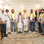 ਸਾਬਕਾ ਵਿਧਾਇਕ ਰਵਿੰਦਰ ਸਿੰਘ ਬ੍ਰਹਮਪੁਰਾ ਸਾਥੀਆਂ ਸਮੇਤ ਆਮ ਆਦਮੀ ਪਾਰਟੀ ਵਿੱਚ ਸ਼ਾਮਲ ਹੁੰਦੇ ਹੋਏ