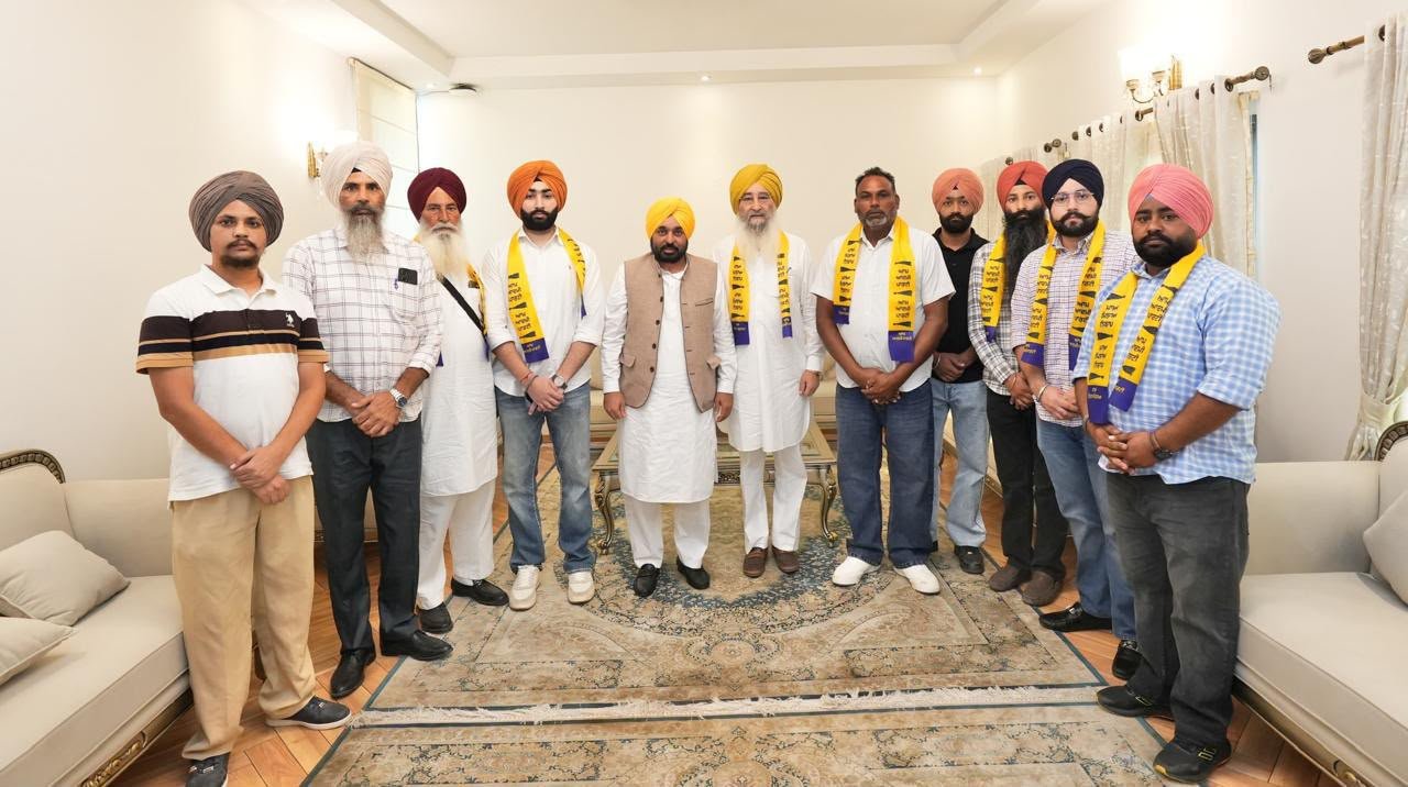 ਸਾਬਕਾ ਵਿਧਾਇਕ ਰਵਿੰਦਰ ਸਿੰਘ ਬ੍ਰਹਮਪੁਰਾ ਸਾਥੀਆਂ ਸਮੇਤ ਆਮ ਆਦਮੀ ਪਾਰਟੀ ਵਿੱਚ ਸ਼ਾਮਲ ਹੁੰਦੇ ਹੋਏ
