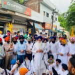 ਚਾਵਲਾ ਮਾਮਲੇ ਨੂੰ ਲੈ ਕੇ ਹਰਜਿੰਦਰ ਸਿੰਘ ਧਾਮੀ ਦੀ ਹੁਸ਼ਿਆਰਪੁਰ ਰਿਹਾਇਸ਼ ਬਾਹਰ ਵਿਰੋਧ ਪ੍ਰਦਰਸ਼ਨ ਕਰਦੇ ਅਕਾਲੀ ਦਲ ਵਾਰਿਸ ਪੰਜਾਬ ਦੇ ਆਗੂ ਅਤੇ ਵਰਕਰ