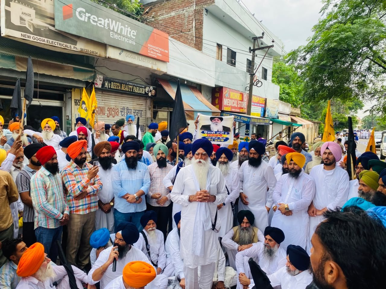 ਚਾਵਲਾ ਮਾਮਲੇ ਨੂੰ ਲੈ ਕੇ ਹਰਜਿੰਦਰ ਸਿੰਘ ਧਾਮੀ ਦੀ ਹੁਸ਼ਿਆਰਪੁਰ ਰਿਹਾਇਸ਼ ਬਾਹਰ ਵਿਰੋਧ ਪ੍ਰਦਰਸ਼ਨ ਕਰਦੇ ਅਕਾਲੀ ਦਲ ਵਾਰਿਸ ਪੰਜਾਬ ਦੇ ਆਗੂ ਅਤੇ ਵਰਕਰ