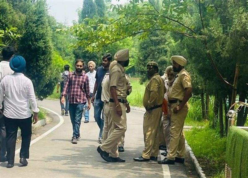 ਅੰਮ੍ਰਿਤਸਰ ਦੇ ਕਾਲਜਾਂ ਵਿੱਚ ਵਿਦਿਆਰਥੀਆਂ ਨਾਲ ਗੱਲਬਾਤ ਕਰਦੇ ਪੰਜਾਬ ਪੁਲਿਸ ਦੇ ਅਧਿਕਾਰੀ
