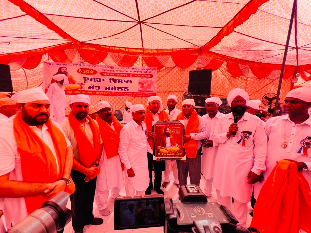 ਸੰਤ ਸਮਾਗਮ ਵਿੱਚ ਸਾਬਕਾ ਡਿਪਟੀ ਮੁੱਖ ਮੰਤਰੀ ਓਮ ਪ੍ਰਕਾਸ਼ ਸੋਨੀ ਸੰਗਤ ਨੂੰ ਸੰਬੋਧਨ ਕਰਦੇ ਹੋਏ