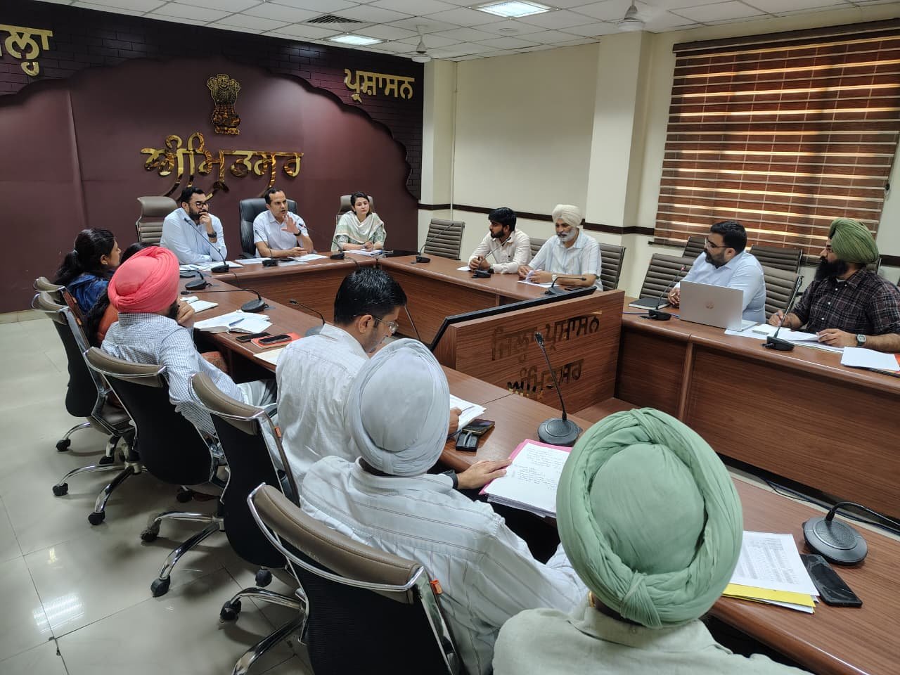 ਅੰਮ੍ਰਿਤਸਰ ਵਿੱਚ ਪ੍ਰਭਾਰੀ ਸਕੱਤਰ ਕਮਲ ਕਿਸ਼ੋਰ ਯਾਦਵ ਵੱਲੋਂ ਝੋਨੇ ਦੀ ਖਰੀਦ ਅਤੇ ਪਰਾਲੀ ਪ੍ਰਬੰਧਨ ਸਬੰਧੀ ਅਧਿਕਾਰੀਆਂ ਨਾਲ ਮੀਟਿੰਗ।