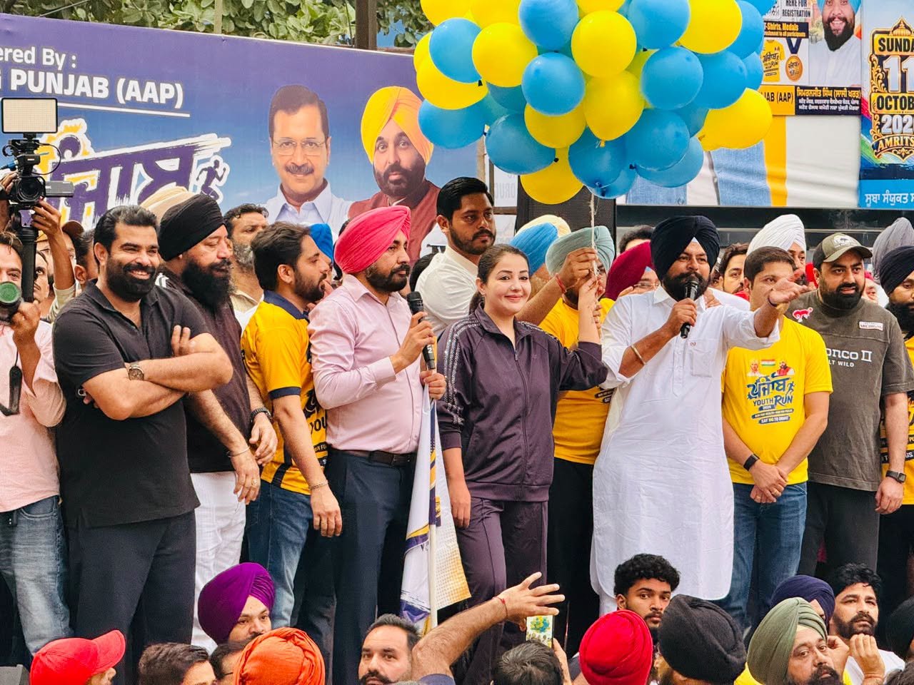 ਅੰਮ੍ਰਿਤਸਰ ਦੇ ਰਣਜੀਤ ਐਵੇਨਿਊ ਵਿਖੇ ‘ਯੁੱਧ ਨਸ਼ਿਆਂ ਵਿਰੁੱਧ’ ਮੁਹਿੰਮ ਤਹਿਤ ਕਰਵਾਈ ਗਈ ਯੂਥ ਰਨ ਪੰਜਾਬ 2026 ਮੈਰਾਥਨ ਵਿੱਚ ਹਿੱਸਾ ਲੈਂਦੇ ਹਜ਼ਾਰਾਂ ਨੌਜਵਾਨ ਅਤੇ ਖਿਡਾਰੀ।