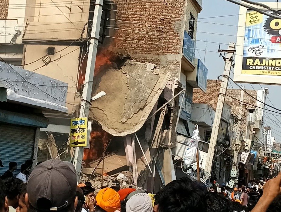 ਪਰਵਿੰਦਰ ਸਿੰਘ ਝੋਟਾ ਮਾਮਲੇ ਵਿੱਚ ਮੁੱਖ ਮੁਲਜ਼ਮ ਦੇ ਘਰ ਅਤੇ ਦੁਕਾਨ ’ਤੇ ਪ੍ਰਸ਼ਾਸਨ ਦੀ ਕਾਰਵਾਈ।