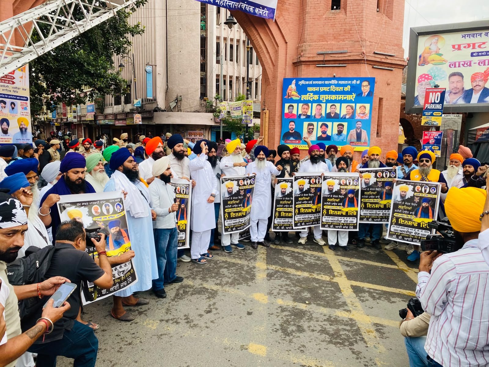 ਪਰਮਿੰਦਰ ਸਿੰਘ ਝੋਟਾ ਕਤਲ ਮਾਮਲੇ ਵਿੱਚ ਇਨਸਾਫ਼ ਦੀ ਮੰਗ ਨੂੰ ਲੈ ਕੇ ਪੰਜਾਬ ਬੰਦ ਦੌਰਾਨ ਅੰਮ੍ਰਿਤਸਰ ਵਿੱਚ ਅਕਾਲੀ ਦਲ ਵਾਰਿਸ ਪੰਜਾਬ ਦੇ ਆਗੂਆਂ ਅਤੇ ਵਰਕਰਾਂ ਦੀ ਸ਼ਮੂਲੀਅਤ।
