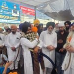 ਮਾਨਸਾ ਵਿਖੇ ਭਾਈ ਪਰਵਿੰਦਰ ਸਿੰਘ ਝੋਟਾ ਦੇ ਪਰਿਵਾਰ ਨਾਲ ਮੁਲਾਕਾਤ ਕਰਦੇ ਸ੍ਰੀ ਅਕਾਲ ਤਖ਼ਤ ਸਾਹਿਬ ਦੇ ਜਥੇਦਾਰ ਗਿਆਨੀ ਕੁਲਦੀਪ ਸਿੰਘ ਗੜਗੱਜ।