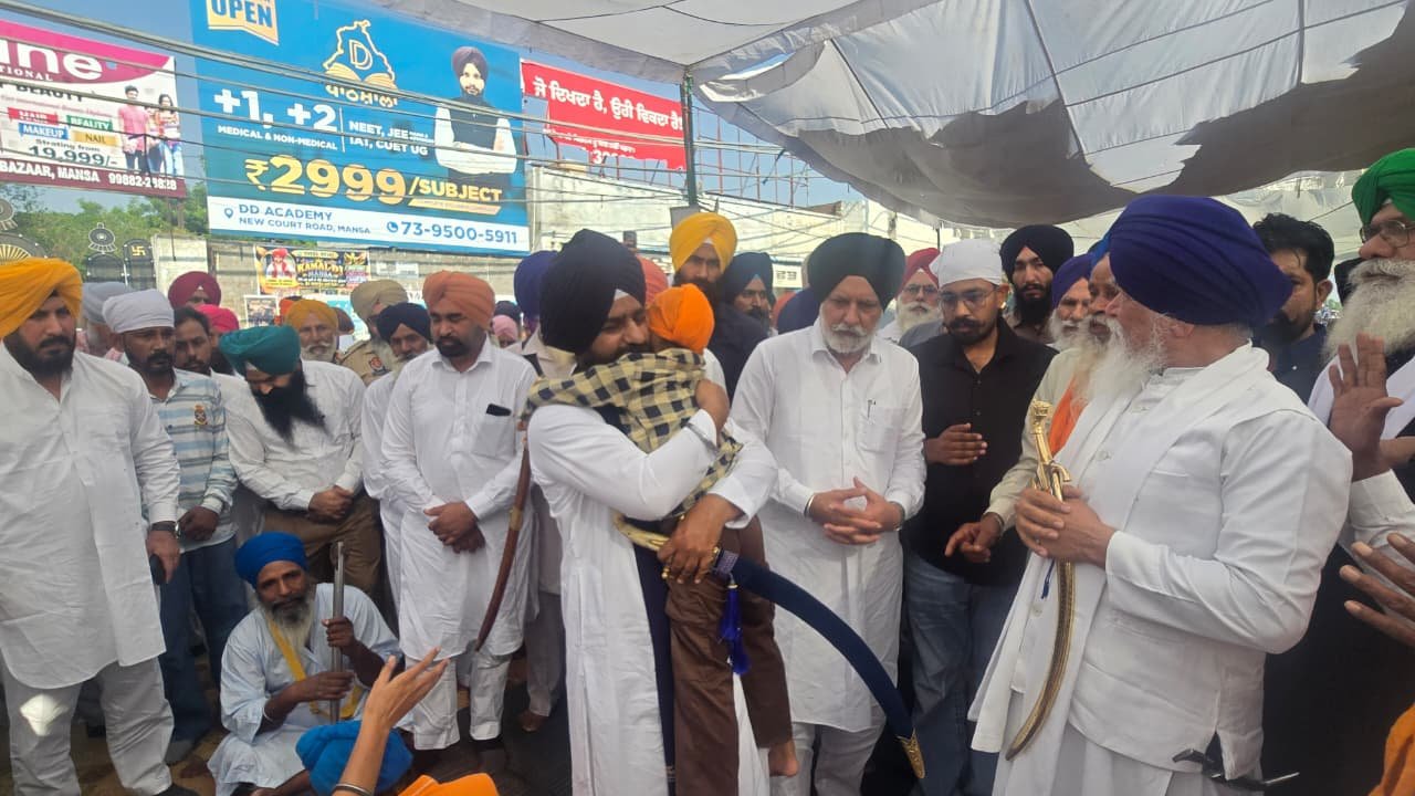 ਮਾਨਸਾ ਵਿਖੇ ਭਾਈ ਪਰਵਿੰਦਰ ਸਿੰਘ ਝੋਟਾ ਦੇ ਪਰਿਵਾਰ ਨਾਲ ਮੁਲਾਕਾਤ ਕਰਦੇ ਸ੍ਰੀ ਅਕਾਲ ਤਖ਼ਤ ਸਾਹਿਬ ਦੇ ਜਥੇਦਾਰ ਗਿਆਨੀ ਕੁਲਦੀਪ ਸਿੰਘ ਗੜਗੱਜ।