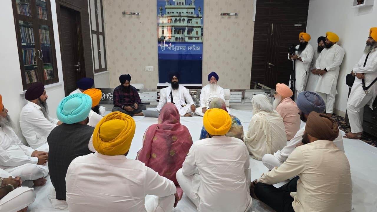 ਸ੍ਰੀ ਅਕਾਲ ਤਖ਼ਤ ਸਾਹਿਬ ਦੇ ਸਕੱਤਰੇਤ ਵਿਖੇ ਖਿਮਾ ਜਾਚਨਾ ਕਰਨ ਪਹੁੰਚੇ ਆਮ ਆਦਮੀ ਪਾਰਟੀ ਦੇ ਵਿਧਾਇਕ