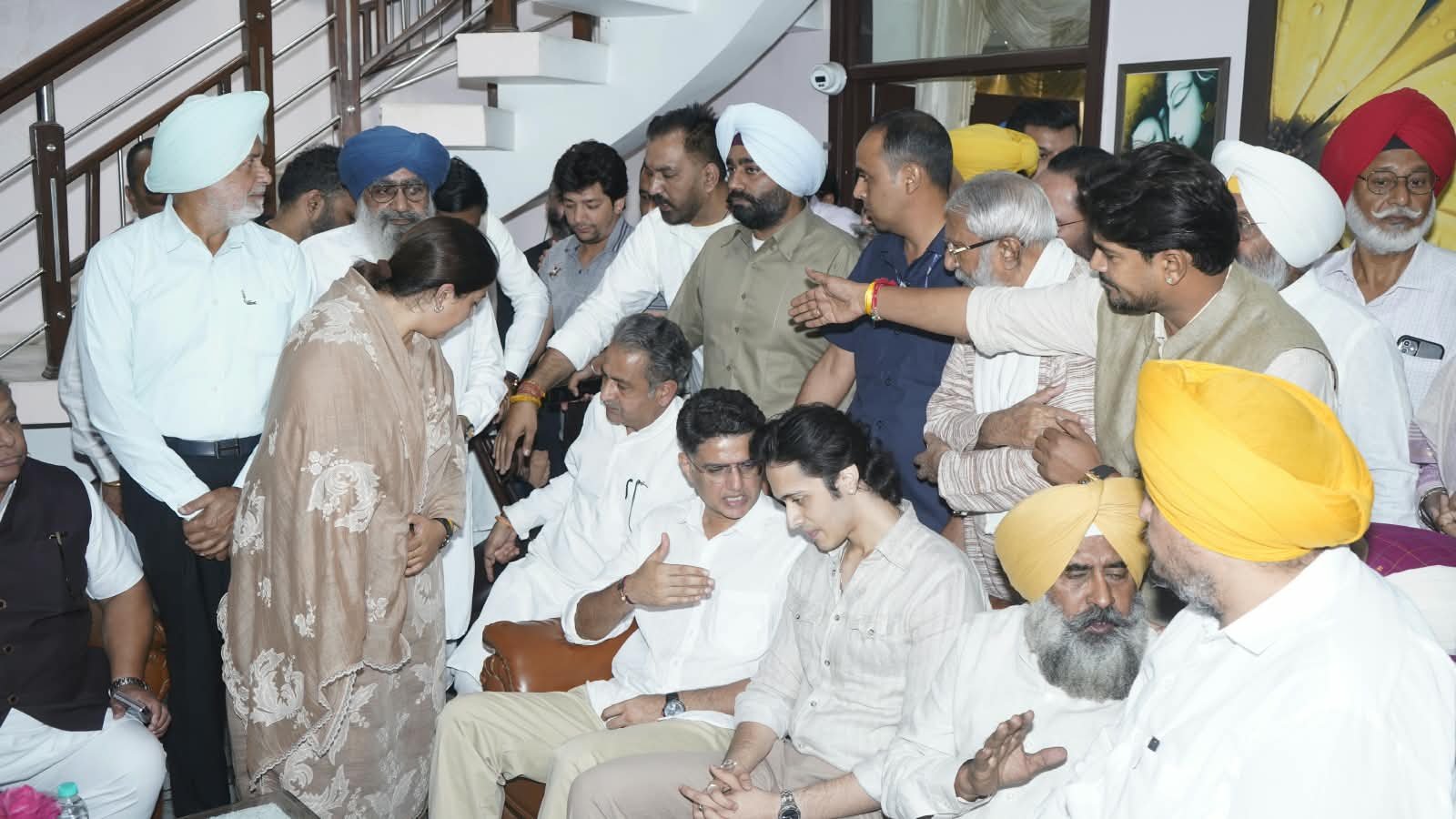 ਮੋਗਾ ਵਿੱਚ ਸਵਰਗੀ ਪਰਮਿੰਦਰ ਸਿੰਘ ਵਿੱਕੀ ਦੇ ਪਰਿਵਾਰਕ ਮੈਂਬਰਾਂ ਨਾਲ ਮੁਲਾਕਾਤ ਕਰਦੇ ਹੋਏ ਪਰਗਟ ਸਿੰਘ ਅਤੇ ਸਚਿਨ ਪਾਇਲਟ।
