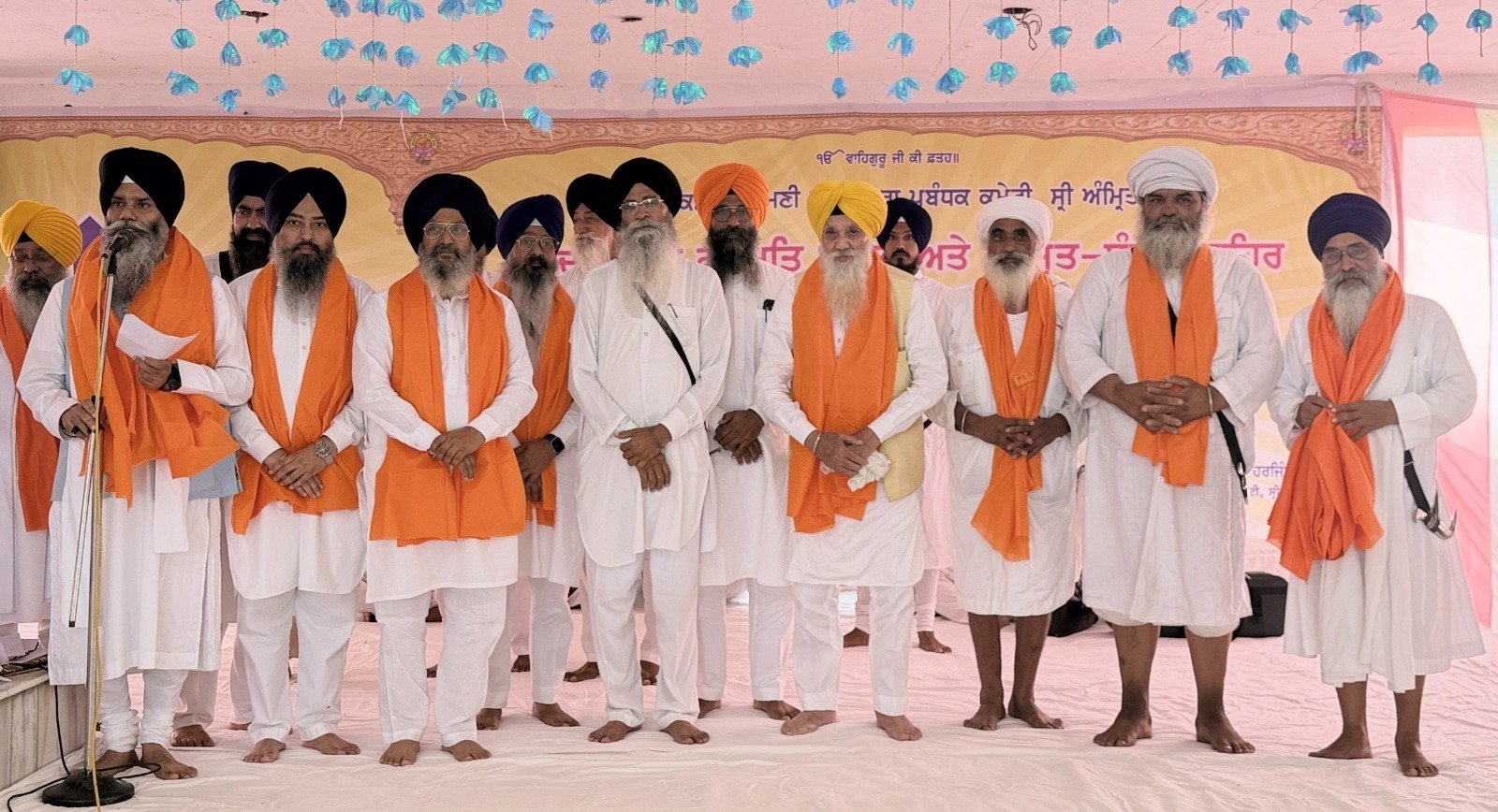 ਗੁਰਦੁਆਰਾ ਗੁਰੂਸਰ ਸਾਹਿਬ ਮਾਦੋਕੇ ਬਰਾੜ ਵਿਖੇ ਚਲਦਾ ਵਹੀਰ ਗੁਰਮਤਿ ਪ੍ਰਚਾਰ ਅਤੇ ਅੰਮ੍ਰਿਤ ਸੰਚਾਰ ਲਹਿਰ ਤਹਿਤ ਕਰਵਾਏ ਸਮਾਗਮ ਦੌਰਾਨ ਗਿਆਨੀ ਅਮਰਜੀਤ ਸਿੰਘ, ਐਡਵੋਕੇਟ ਹਰਜਿੰਦਰ ਸਿੰਘ ਧਾਮੀ ਅਤੇ ਹੋਰ ਪ੍ਰਮੁੱਖ ਸ਼ਖ਼ਸੀਅਤਾਂ।