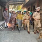 ਅੰਮ੍ਰਿਤਸਰ ਦੇ ਮਕਬੂਲਪੁਰਾ ਇਲਾਕੇ ਵਿੱਚ SDM ਅਲਕਾ ਕਾਲੀਆ ਪੁਲਿਸ ਅਧਿਕਾਰੀਆਂ ਨਾਲ ਦੌਰਾ ਕਰਦੇ ਹੋਏ ਅਤੇ ਲੋਕਾਂ ਨੂੰ ਨਸ਼ਿਆਂ ਵਿਰੁੱਧ ਮੁਹਿੰਮ ਵਿੱਚ ਸਹਿਯੋਗ ਦੇਣ ਦੀ ਅਪੀਲ ਕਰਦੇ ਹੋਏ।
