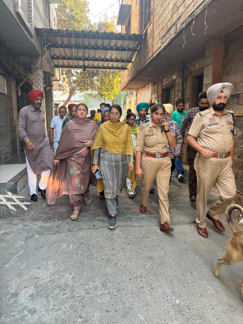 ਅੰਮ੍ਰਿਤਸਰ ਦੇ ਮਕਬੂਲਪੁਰਾ ਇਲਾਕੇ ਵਿੱਚ SDM ਅਲਕਾ ਕਾਲੀਆ ਪੁਲਿਸ ਅਧਿਕਾਰੀਆਂ ਨਾਲ ਦੌਰਾ ਕਰਦੇ ਹੋਏ ਅਤੇ ਲੋਕਾਂ ਨੂੰ ਨਸ਼ਿਆਂ ਵਿਰੁੱਧ ਮੁਹਿੰਮ ਵਿੱਚ ਸਹਿਯੋਗ ਦੇਣ ਦੀ ਅਪੀਲ ਕਰਦੇ ਹੋਏ।